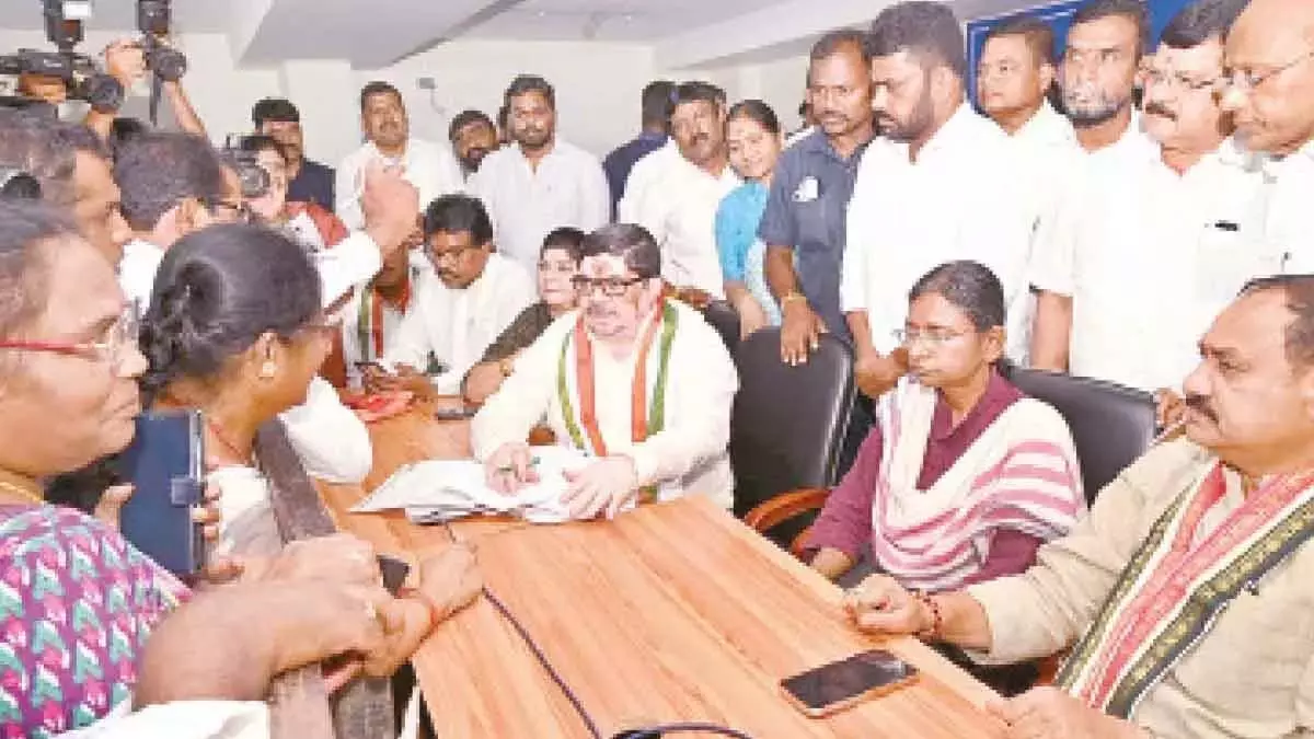 प्रभाकर ने ‘अपने मंत्री से मिलें’ शिकायत निवारण कार्यक्रम आयोजित किया प्रभाकर ने ‘अपने मंत्री से मिलें’ शिकायत निवारण कार्यक्रम आयोजित किया