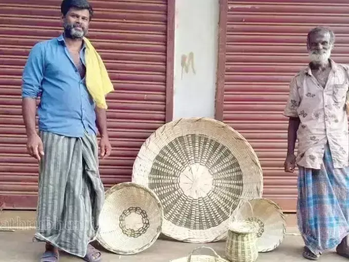 Kerala : खानाबदोश पिता-पुत्र टोकरी बुनकर टोविनो की फिल्म पल्लीचट्टंबी में अभिनय करेंगे Kerala : खानाबदोश पिता-पुत्र टोकरी बुनकर टोविनो की फिल्म पल्लीचट्टंबी में अभिनय करेंगे