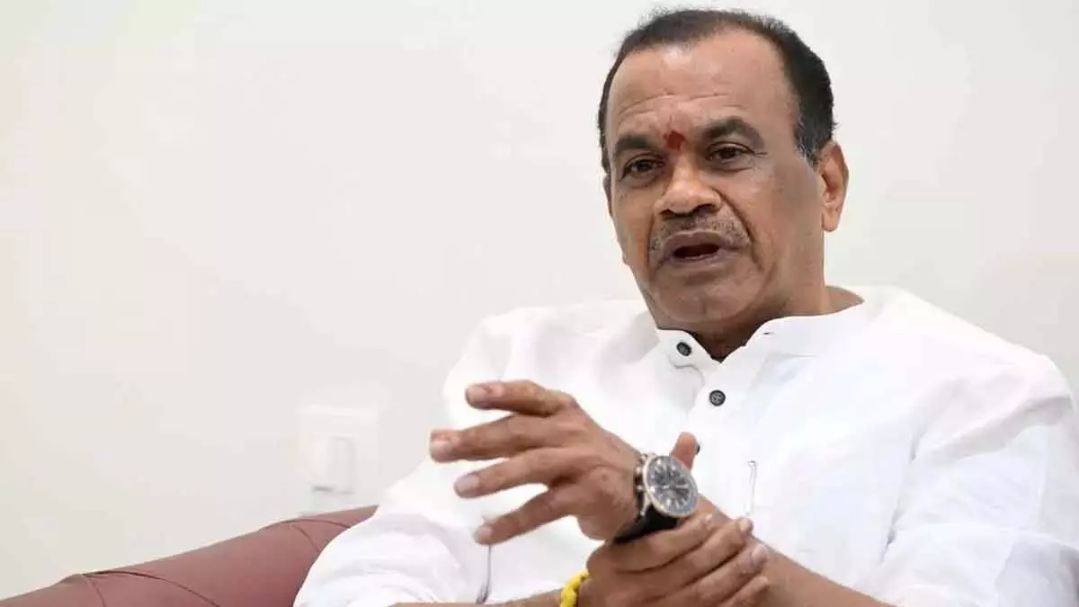 Govt एचएएम सड़क नेटवर्क को तेजी से आगे बढ़ाएगी: मंत्री कोमाटिरेड्डी वेंकट रेड्डी Govt एचएएम सड़क नेटवर्क को तेजी से आगे बढ़ाएगी: मंत्री कोमाटिरेड्डी वेंकट रेड्डी