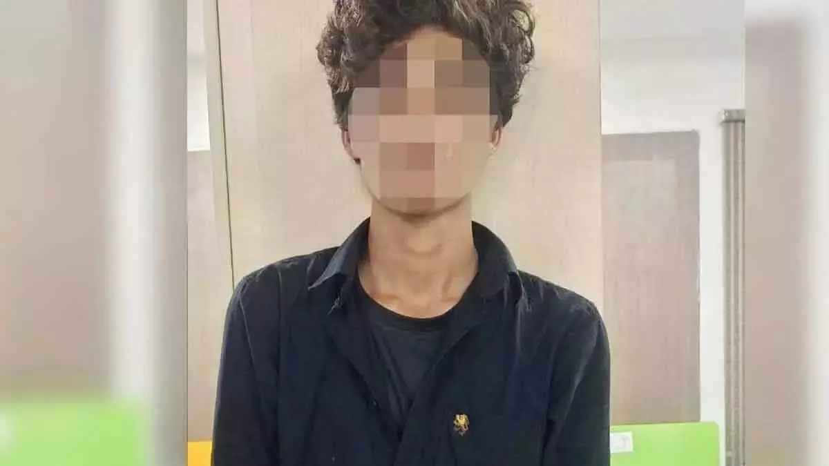 अधिकारियों का फर्जीवाड़ा करने के आरोप में किशोर गिरफ्तार अधिकारियों का फर्जीवाड़ा करने के आरोप में किशोर गिरफ्तार