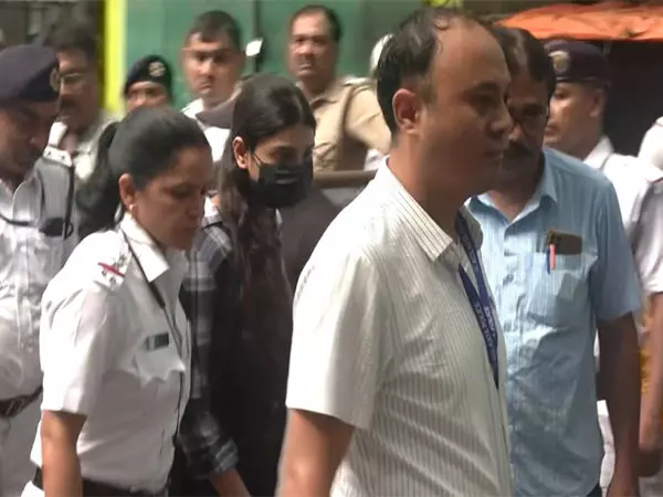 शर्मिष्ठा पनोली को अंतरिम जमानत, देश छोड़ने पर रोक लगाई गई, धार्मिक भावनाएं आहत करने का आरोप शर्मिष्ठा पनोली को अंतरिम जमानत, देश छोड़ने पर रोक लगाई गई, धार्मिक भावनाएं आहत करने का आरोप