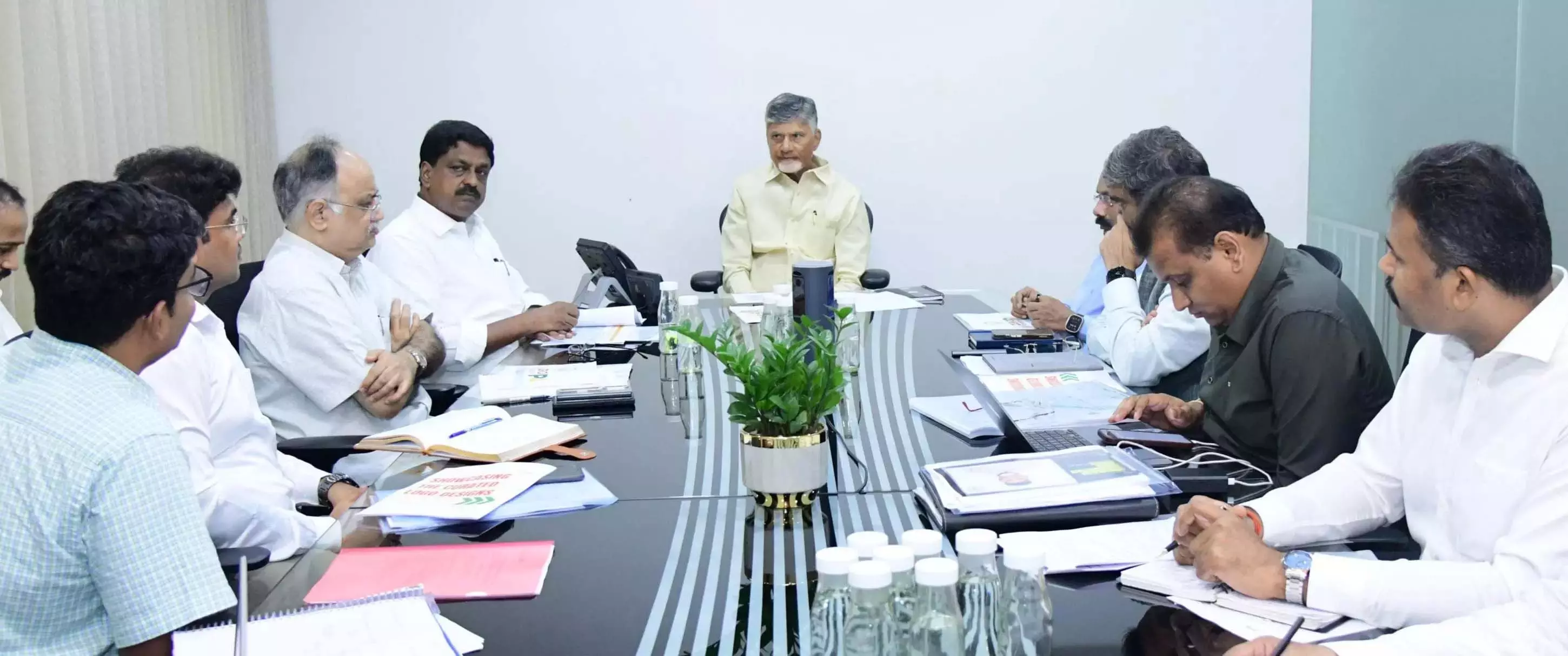 Naidu ने कहा- मार्गदर्शक 15 अगस्त तक 15 लाख गरीब परिवारों को गोद लेंगे Naidu ने कहा- मार्गदर्शक 15 अगस्त तक 15 लाख गरीब परिवारों को गोद लेंगे