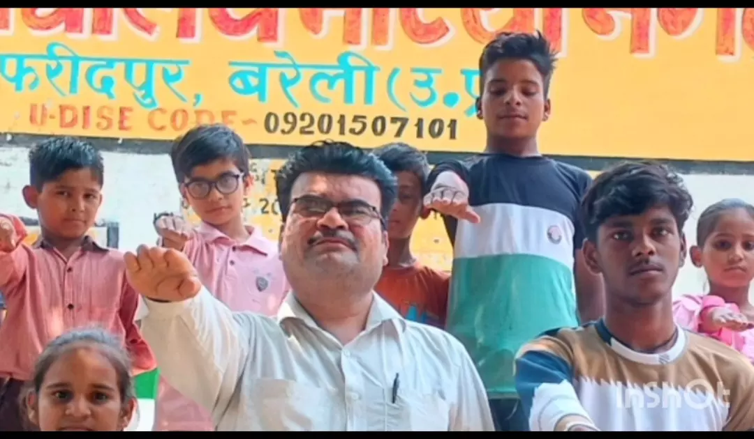 Bareilly: डॉ.अमित शर्मा और बच्चों ने लगाया एक पौधा मां के नाम Bareilly: डॉ.अमित शर्मा और बच्चों ने लगाया एक पौधा मां के नाम