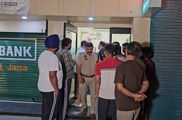 Yamunanagar: बेखौफ लुटेरों का कहर, ATM के बाहर व्यक्ति से कैश लूटकर हुए फरार Yamunanagar: बेखौफ लुटेरों का कहर, ATM के बाहर व्यक्ति से कैश लूटकर हुए फरार
