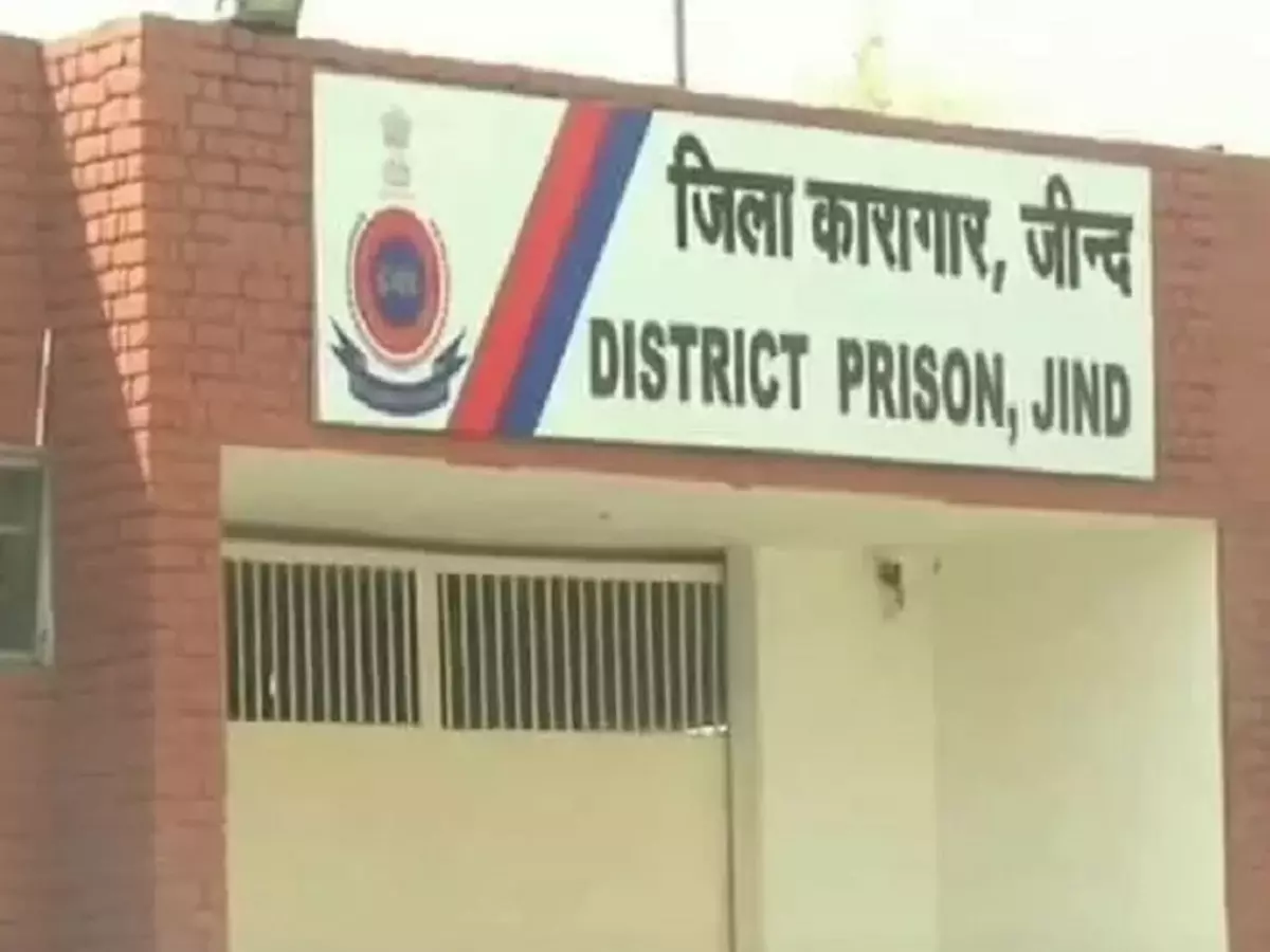 Jind: जेल में सुरक्षा चूक, मुलाकाती ने हवालाती को दी स्मैक Jind: जेल में सुरक्षा चूक, मुलाकाती ने हवालाती को दी स्मैक