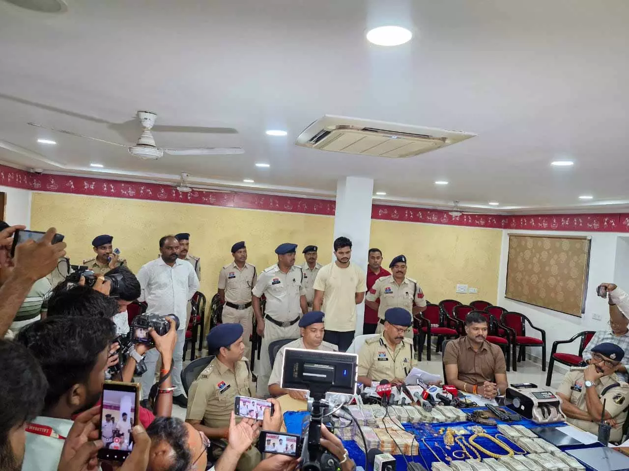 ब्याज में पैसे देते फिर जबरन हथिया लेते थे जमीन, बदमाश दिव्यांश तोमर गिरफ्तार ब्याज में पैसे देते फिर जबरन हथिया लेते थे जमीन, बदमाश दिव्यांश तोमर गिरफ्तार