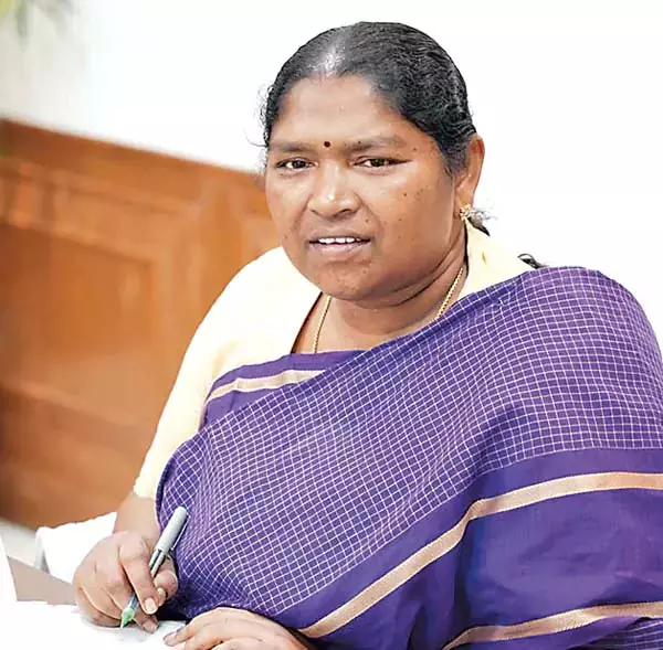 रोजगार गारंटी कार्य में तेजी लाई जाए: Minister Seethakka रोजगार गारंटी कार्य में तेजी लाई जाए: Minister Seethakka
