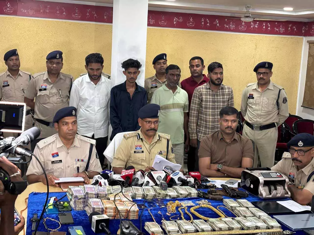 रायपुर के ज्वेलरी दुकान में सोने की लूट, महाराष्ट्र के बदमाश गिरफ्तार रायपुर के ज्वेलरी दुकान में सोने की लूट, महाराष्ट्र के बदमाश गिरफ्तार
