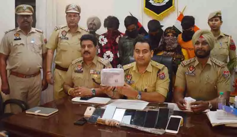 Ludhiana: महिला और उसका बेटा हेरोइन और देसी पिस्तौल के साथ पुलिस के जाल में फंसे Ludhiana: महिला और उसका बेटा हेरोइन और देसी पिस्तौल के साथ पुलिस के जाल में फंसे