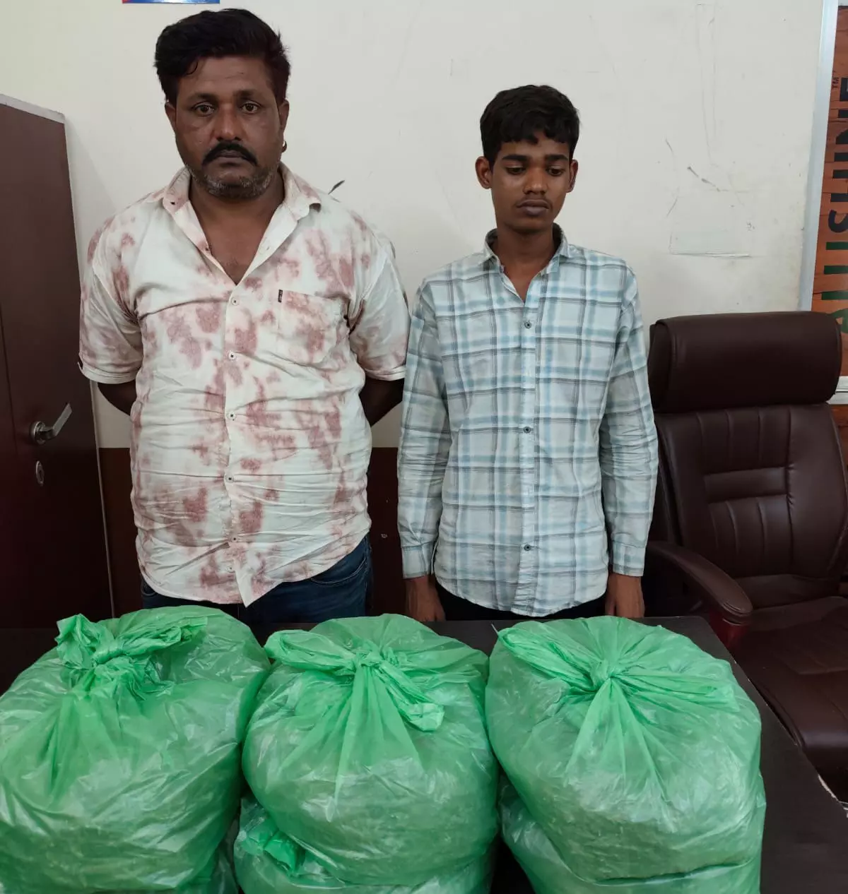 शराब दुकान के पास गांजा बेच रहे थे, गंज पुलिस ने दो तस्करों को दबोचा शराब दुकान के पास गांजा बेच रहे थे, गंज पुलिस ने दो तस्करों को दबोचा