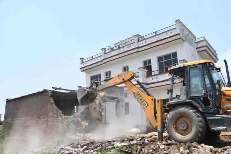 Kurali में फेरीवाले का अवैध निर्माण ध्वस्त Kurali में फेरीवाले का अवैध निर्माण ध्वस्त