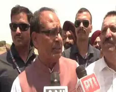 केंद्रीय मंत्री शिवराज सिंह चौहान ने ट्रैक्टर चलाया, जल संरक्षण के उपाय अपनाने का आग्रह किया केंद्रीय मंत्री शिवराज सिंह चौहान ने ट्रैक्टर चलाया, जल संरक्षण के उपाय अपनाने का आग्रह किया