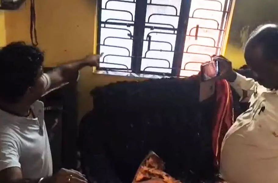 West bengal: परिवार के सदस्यों ने घर की पहली मंजिल पर आगजनी की कोशिश का आरोप लगाया West bengal: परिवार के सदस्यों ने घर की पहली मंजिल पर आगजनी की कोशिश का आरोप लगाया