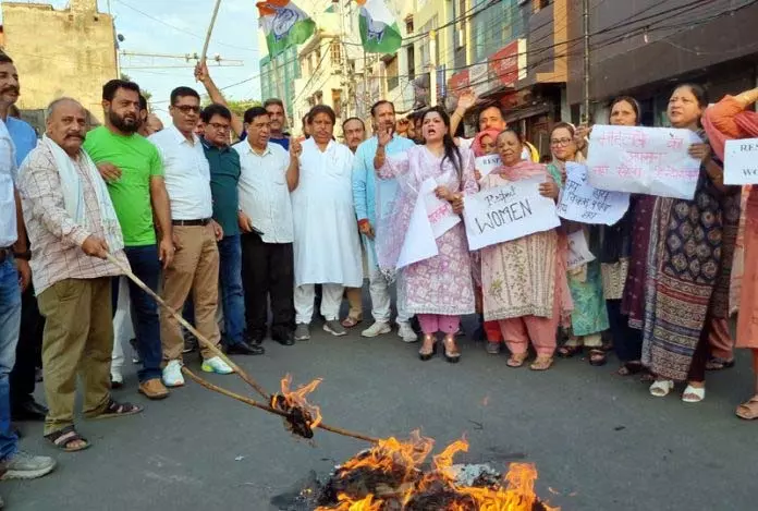 कांग्रेस ने BJP विधायक के खिलाफ प्रदर्शन किया कांग्रेस ने BJP विधायक के खिलाफ प्रदर्शन किया