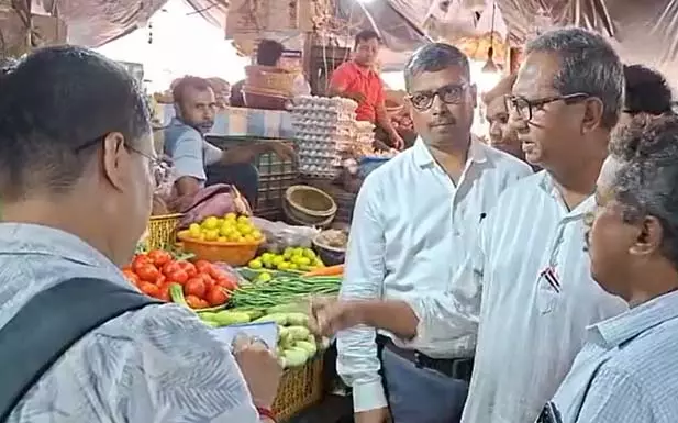 West bengal:मूल्य वृद्धि पर अंकुश लगाने के लिए टास्क फोर्स ने साल्ट लेक बाजार का निरीक्षण किया West bengal:मूल्य वृद्धि पर अंकुश लगाने के लिए टास्क फोर्स ने साल्ट लेक बाजार का निरीक्षण किया