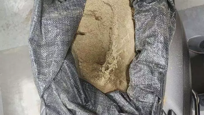 Jammu: 30 किलो से अधिक पोस्त जब्त, 2 गिरफ्तार Jammu: 30 किलो से अधिक पोस्त जब्त, 2 गिरफ्तार