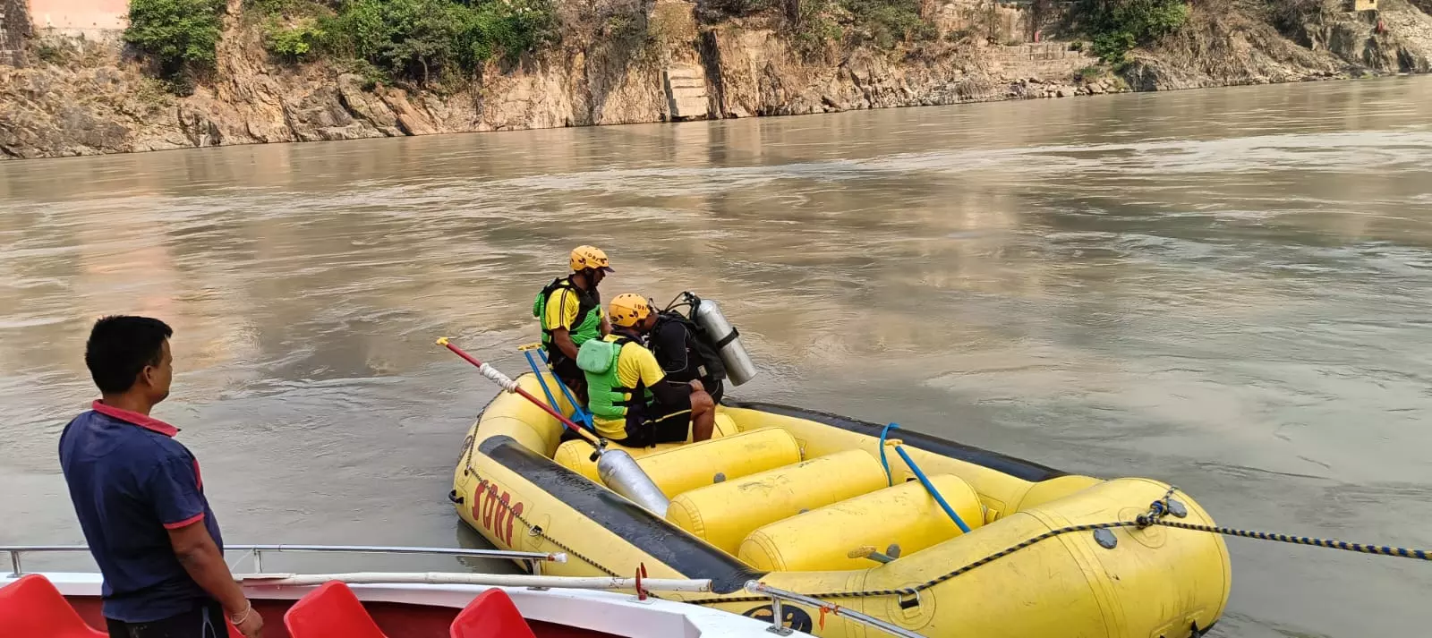 Rishikesh: गंगा में बहा दिल्ली का सैलानी, रेस्क्यू ऑपरेशन जारी Rishikesh: गंगा में बहा दिल्ली का सैलानी, रेस्क्यू ऑपरेशन जारी
