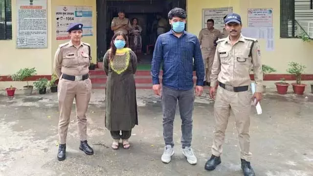 नाबालिग के साथ गैंग रेप, मां के प्रेमी और उसके सहयोगी पर आरोप, 3 गिरफ्तार नाबालिग के साथ गैंग रेप, मां के प्रेमी और उसके सहयोगी पर आरोप, 3 गिरफ्तार