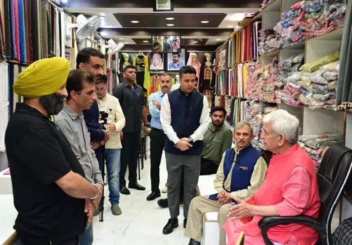 LG ने लाल चौक-बलिदान स्तंभ का दौरा किया LG ने लाल चौक-बलिदान स्तंभ का दौरा किया
