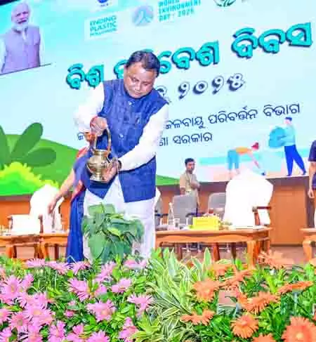 Odisha CM ने प्लास्टिक प्रदूषण के बढ़ते खतरे पर चिंता जताई Odisha CM ने प्लास्टिक प्रदूषण के बढ़ते खतरे पर चिंता जताई