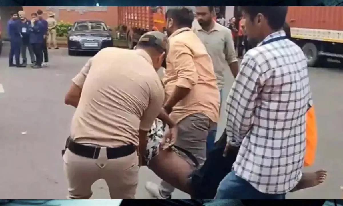 आरसीबी और KCA पर बेंगलुरु भगदड़ मामले में केस दर्ज, डीएम करेंगे जांच आरसीबी और KCA पर बेंगलुरु भगदड़ मामले में केस दर्ज, डीएम करेंगे जांच