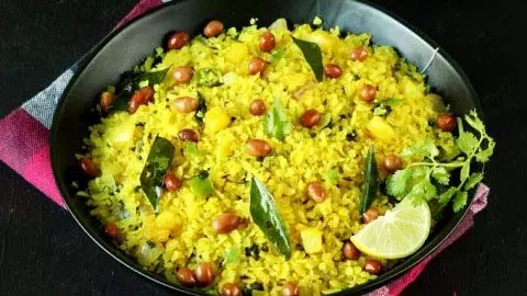 स्वाद और सेहत दोनों में बढ़िया – पोहा स्वाद और सेहत दोनों में बढ़िया – पोहा