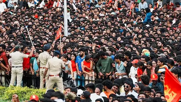 Karnataka:भगदड़ की घटना के बाद बेंगलुरू पुलिस आयुक्त निलंबित Karnataka:भगदड़ की घटना के बाद बेंगलुरू पुलिस आयुक्त निलंबित
