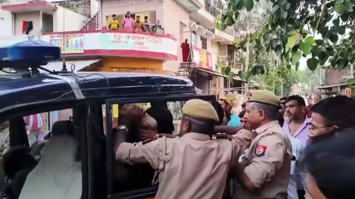 Fatehpur में पुलिस कर्मियों के अभद्र व्यवहार पर ग्रामीणों का फूटा गुस्सा Fatehpur में पुलिस कर्मियों के अभद्र व्यवहार पर ग्रामीणों का फूटा गुस्सा
