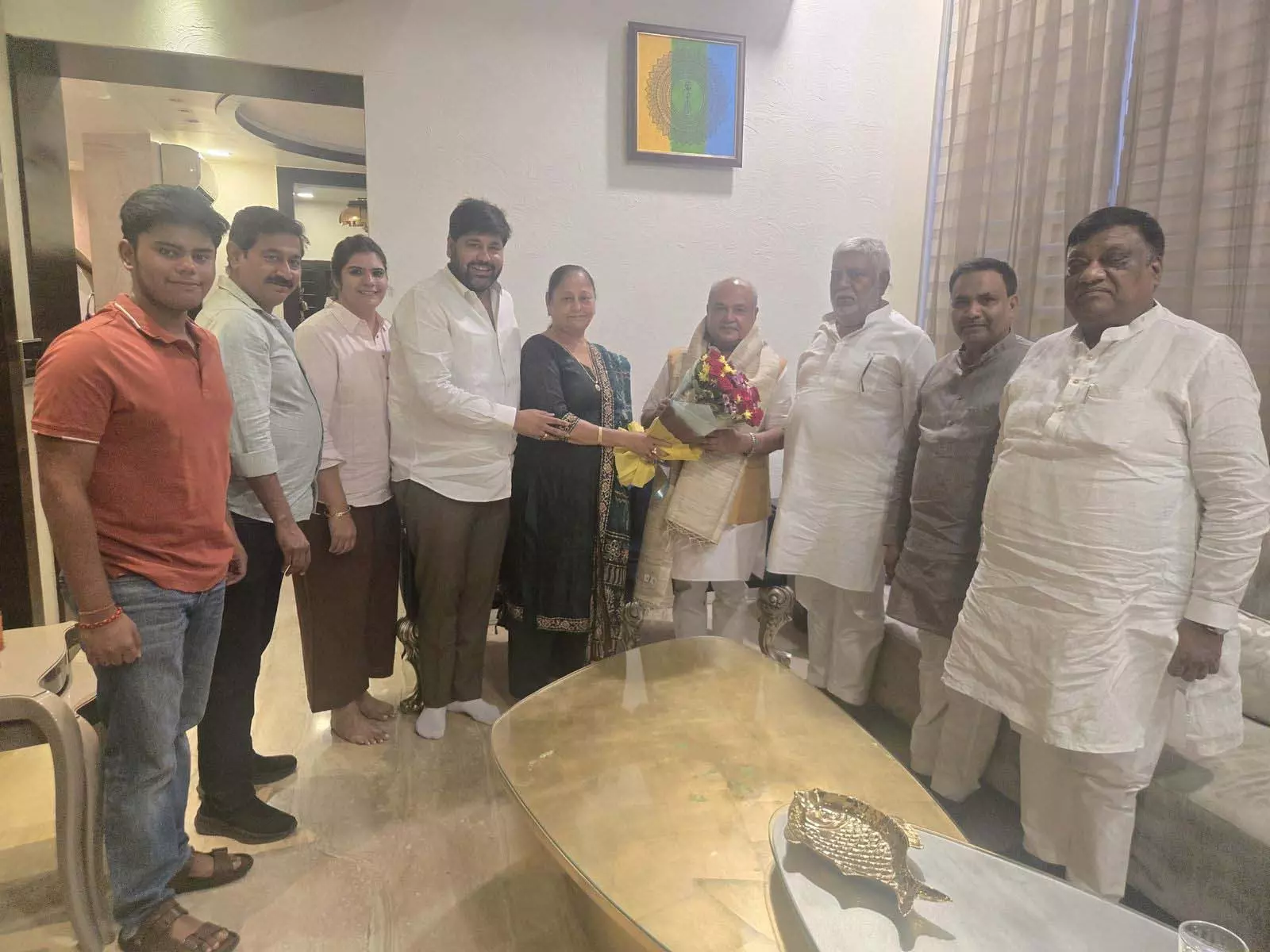नरेंद्र सिंह तोमर ने किया वरिष्ठ नेता आकाश विग के निवास का दौरा नरेंद्र सिंह तोमर ने किया वरिष्ठ नेता आकाश विग के निवास का दौरा
