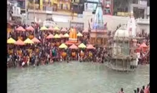 Ganga Dussehra 2025: आज गंगा दशहरा के दिन अपनाएं ये उपाय, कर्ज से मिलेगी मुक्ति