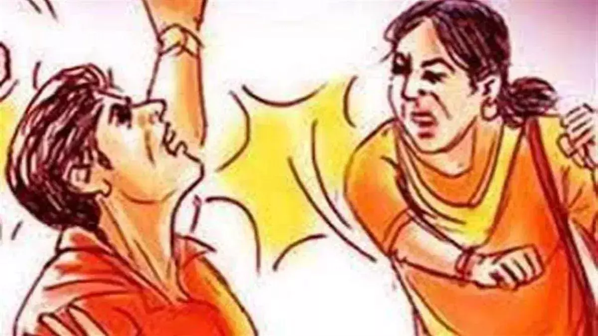 Lucknow: थाने में एडीजी की पत्नी का हंगामा, दरोगा को जड़ा थप्पड़ Lucknow: थाने में एडीजी की पत्नी का हंगामा, दरोगा को जड़ा थप्पड़