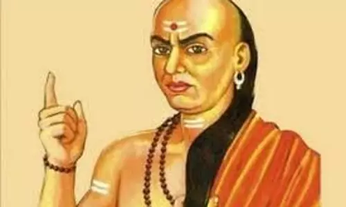 Acharya Chanakya Niti: अगर किसी के व्यवहार में आपके प्रति कोई बदलाव दिखे तो हो जाएं सतर्क, छोटी सी गलती पड़ सकती है भारी