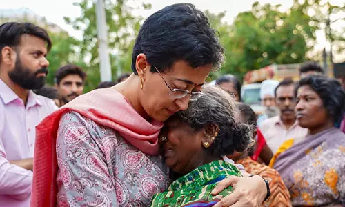 दिल्ली के मद्रासी कैंप में तोड़फोड़ के बाद Atishi ने दिल्ली सरकार पर कटाक्ष किया दिल्ली के मद्रासी कैंप में तोड़फोड़ के बाद Atishi ने दिल्ली सरकार पर कटाक्ष किया