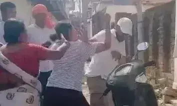 Jhansi: बिजलीकर्मियों से हाथापाई, पान सिंह तोमर की नातिन पर FIR Jhansi: बिजलीकर्मियों से हाथापाई, पान सिंह तोमर की नातिन पर FIR