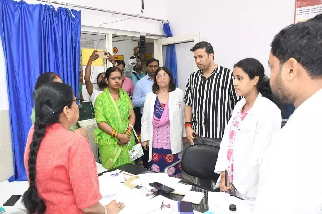 Prayagraj: बिना बताये गायब थे डॉक्टर, डीएम ने दिए बर्खास्त करने के निर्देश Prayagraj: बिना बताये गायब थे डॉक्टर, डीएम ने दिए बर्खास्त करने के निर्देश