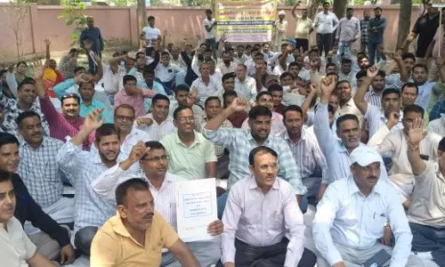 Muzaffarnagar: सिंचाई विभाग के 17 पदों की समाप्ति पर कर्मचारियों ने किया प्रदर्शन