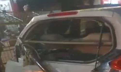 तेलीबांधा चौक में पुलिसवालों को पिकअप ने रौंदा, दो की हालत गंभीर