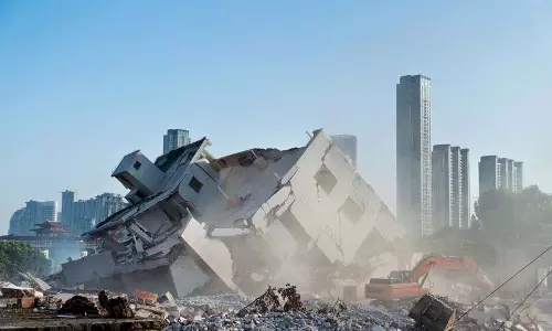 Delhi के रोहिणी में इमारत ढही, दो लोगों के फंसे होने की आशंका