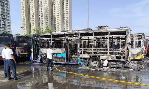 NMMT घनसोली डिपो में भीषण आग, 4 बसें खाक; इलेक्ट्रिक बस की बैटरी में IR फेलियर का संदेह