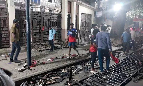 स्टेडियम के बाहर हुई भगदड़ में 11 की मौत, मामले पर हाईकोर्ट ने लिया स्वत: संज्ञान स्टेडियम के बाहर हुई भगदड़ में 11 की मौत, मामले पर हाईकोर्ट ने लिया स्वत: संज्ञान