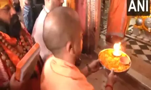 Ayodhya: सीएम योगी ने हनुमान गढ़ी मंदिर में पूजा-अर्चना की