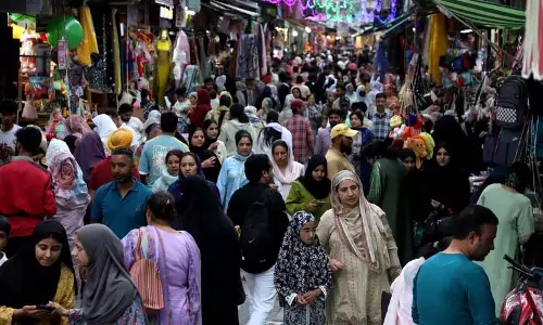 तस्वीरों में: ईद-उल-अजहा पर श्रीनगर बाजारों में खरीदारी की रौनक