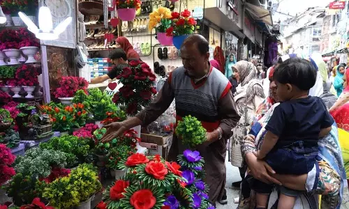 कश्मीर में ईद की खरीदारी में तेजी, बाजारों में उमड़ी भीड़