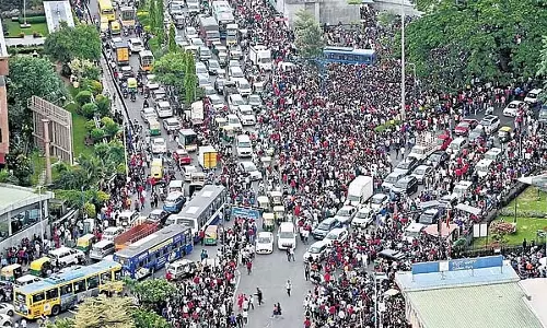 RCB की जीत के जश्न में उमड़ी भीड़: भारी ट्रैफिक जाम