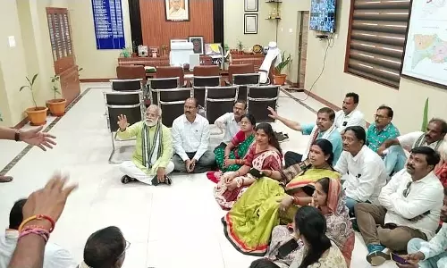 कृषि संकट को लेकर BJD का कलेक्टर कार्यालय के अंदर धरना