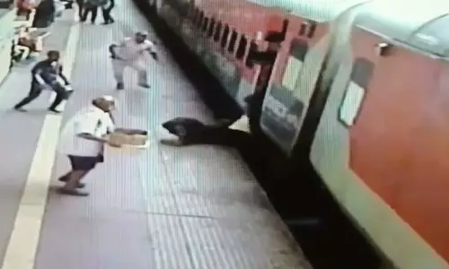 कटक रेलवे स्टेशन पर पुलिस कांस्टेबल ने यात्री को लगभग जानलेवा दुर्घटना से बचाया