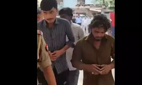 सड़क पर राहगीरों पर बेल्ट से हमला, युवकों को पुलिस ने ऐसा सिखाया सबक जो रहेगा जिंदगीभर याद सड़क पर राहगीरों पर बेल्ट से हमला, युवकों को पुलिस ने ऐसा सिखाया सबक जो रहेगा जिंदगीभर याद