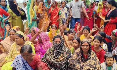 Bengal: औद्योगिक इकाई में दो नाबालिग लड़कों पर कथित अत्याचार के खिलाफ ग्रामीणों में रोष Bengal: औद्योगिक इकाई में दो नाबालिग लड़कों पर कथित अत्याचार के खिलाफ ग्रामीणों में रोष