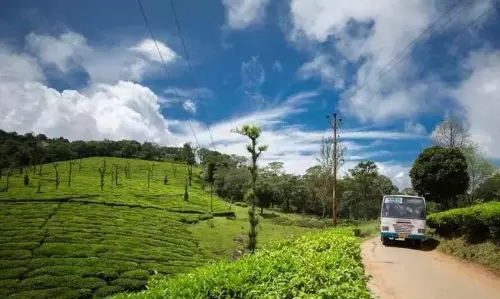 कलपेट्टा-चूरलमाला मार्ग पर KSRTC की रात्रि बस रुकने से वायनाड के स्थानीय लोग फंसे