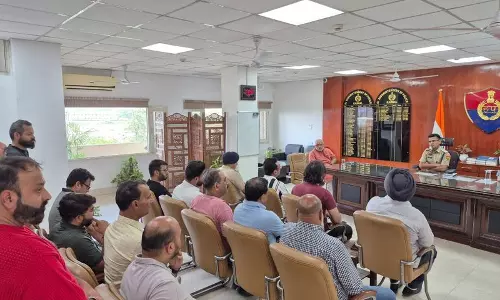 Karnal में मोबाइल शॉप के बाहर बाइक सवार दो लोगों ने की फायरिंग Karnal में मोबाइल शॉप के बाहर बाइक सवार दो लोगों ने की फायरिंग